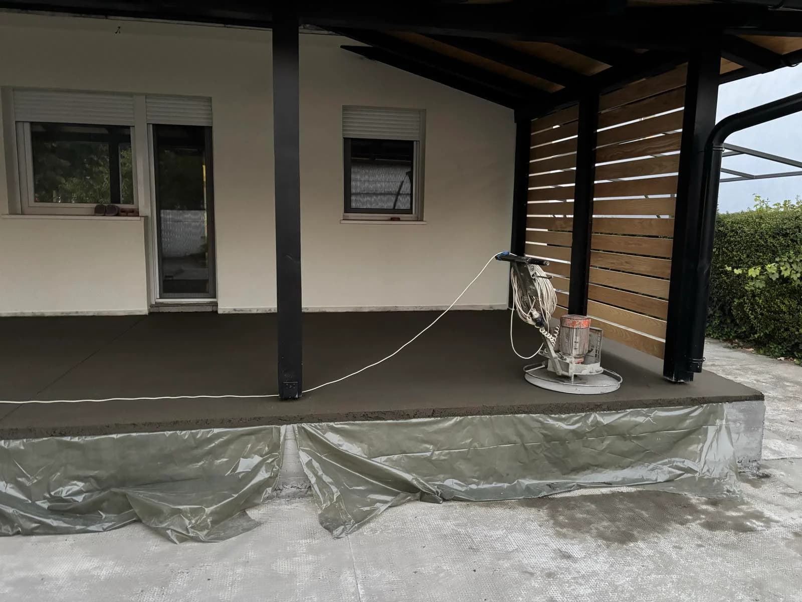 Mašinsko perdašenje cementne košuljice na terasi - izrada estriha Novi Sad Mašinsko perdašenje cementne košuljice na terasi - izrada estriha Novi Sad